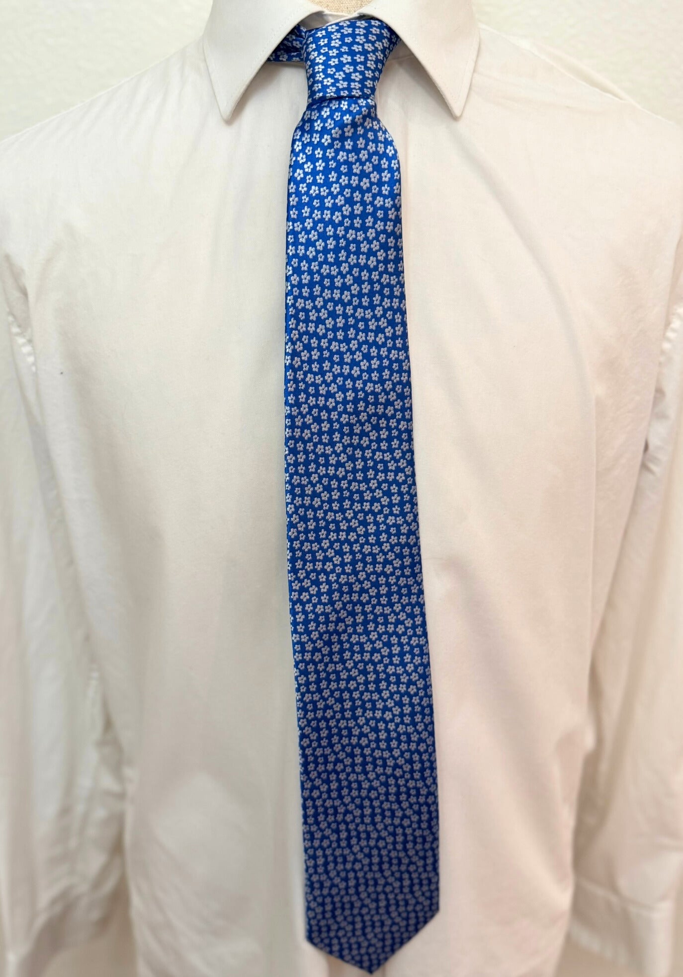 Flor gris sobre corbata azul