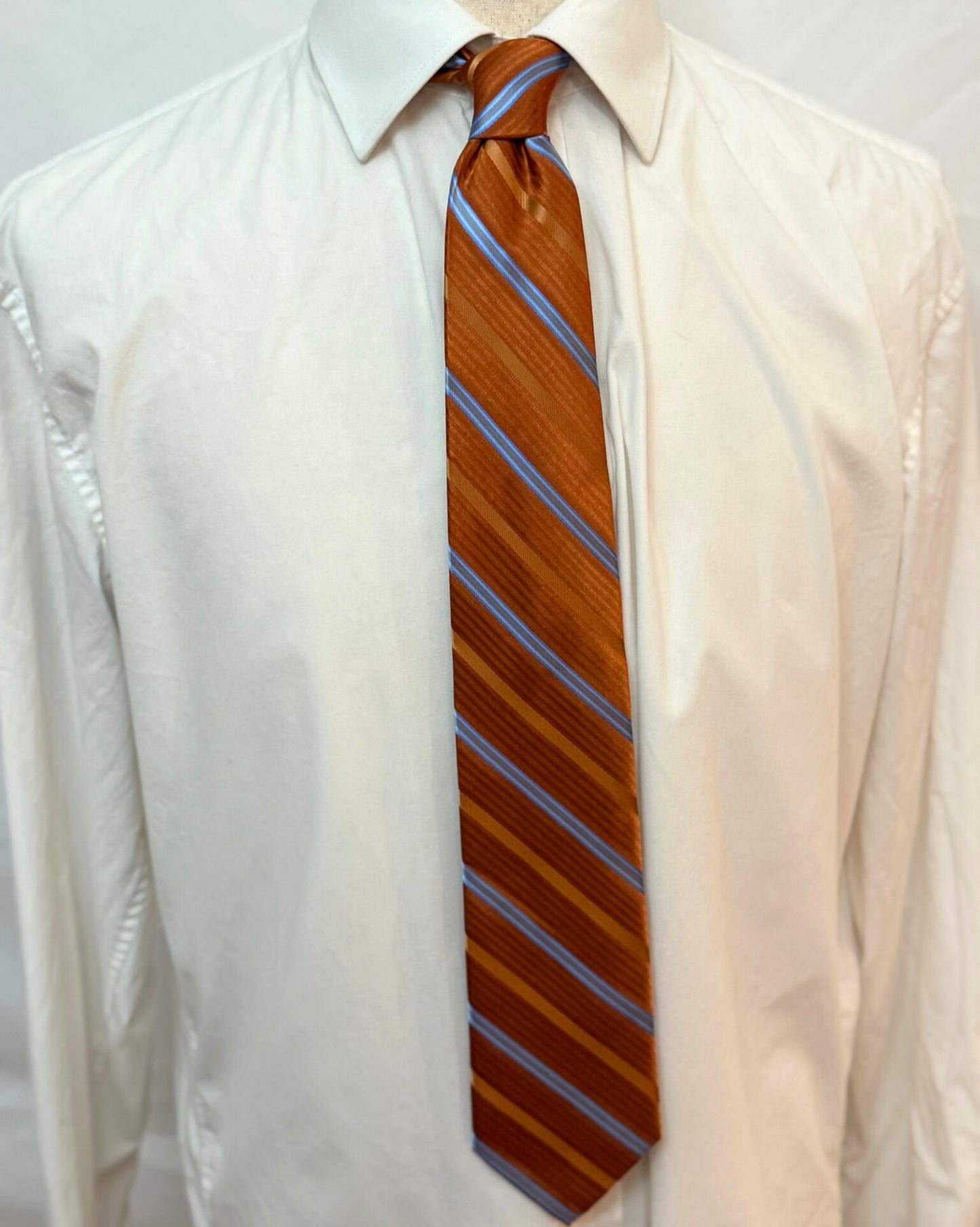 Corbata tejida a rayas azules y negras Oasis