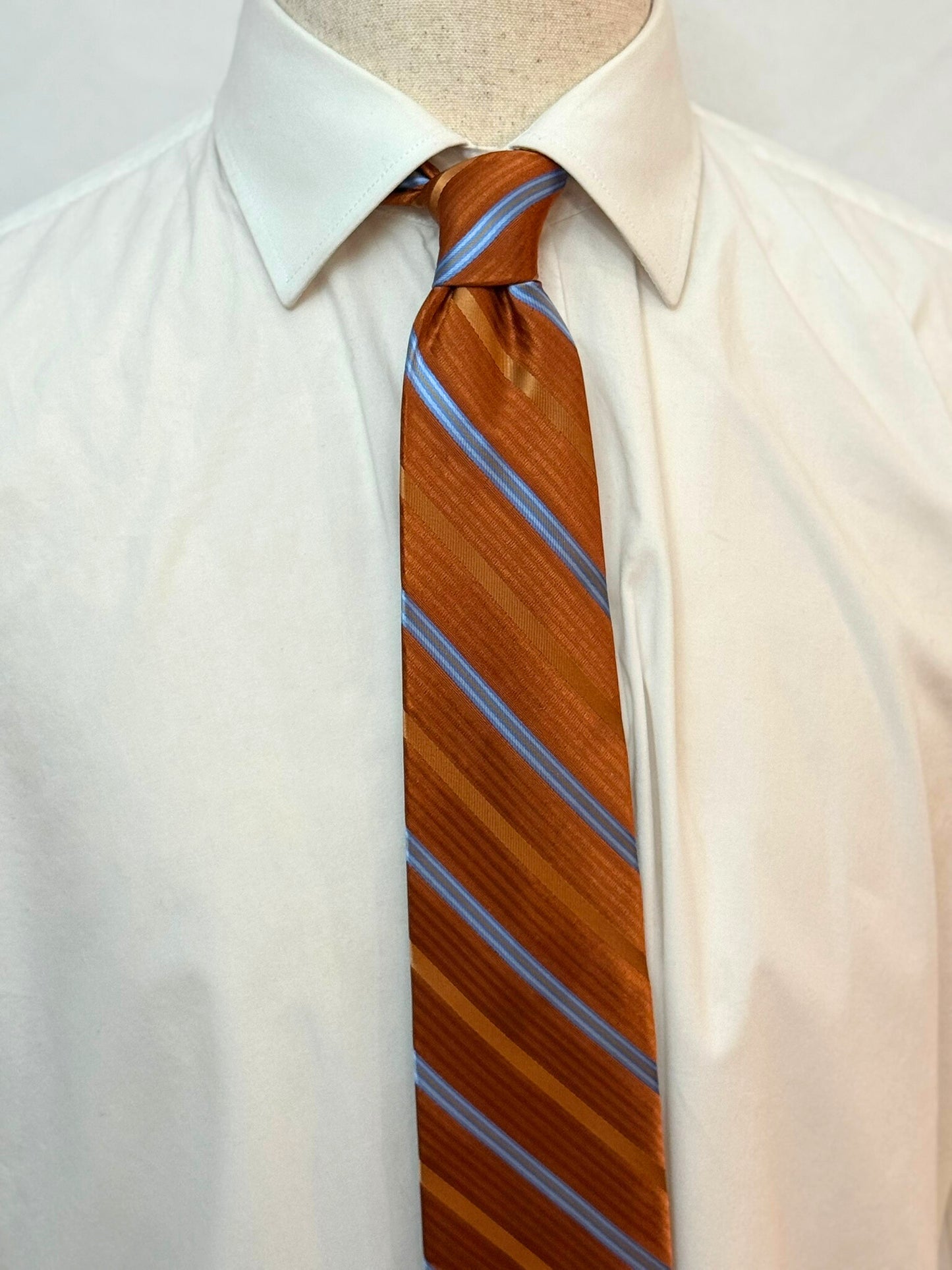 Corbata tejida a rayas azules y negras Oasis