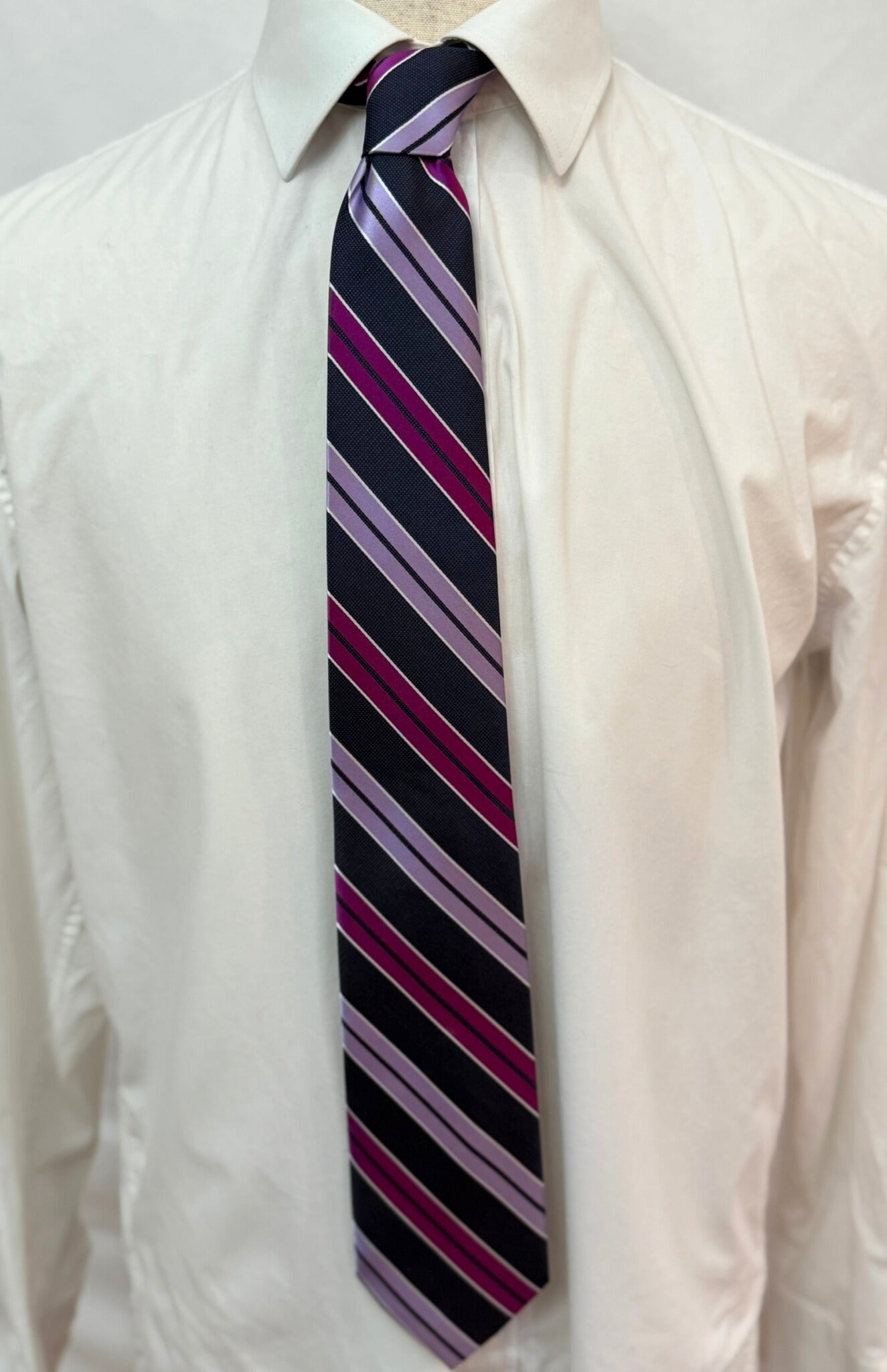 Corbata tejida a rayas azules y negras Oasis