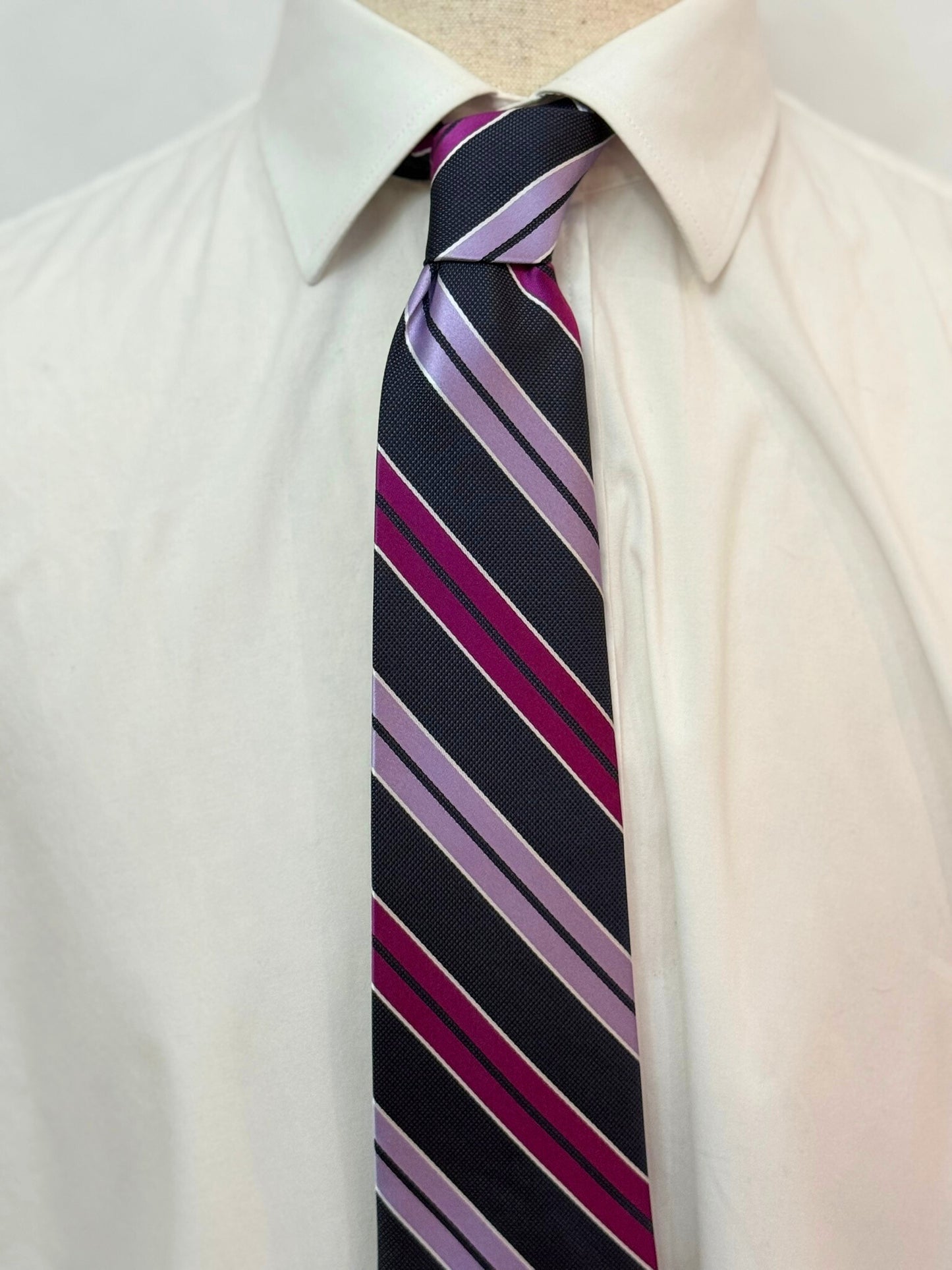 Corbata tejida a rayas azules y negras Oasis