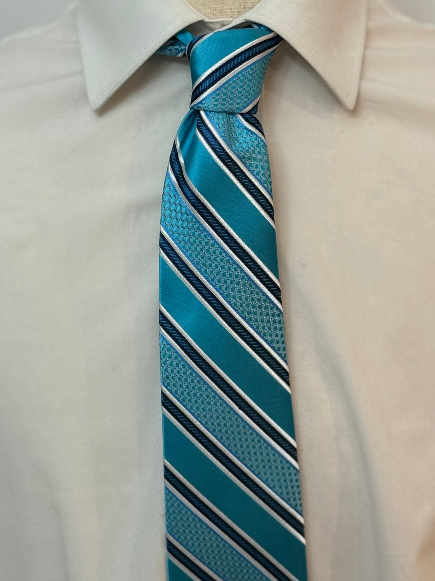 Corbata tejida a rayas azules y negras Oasis