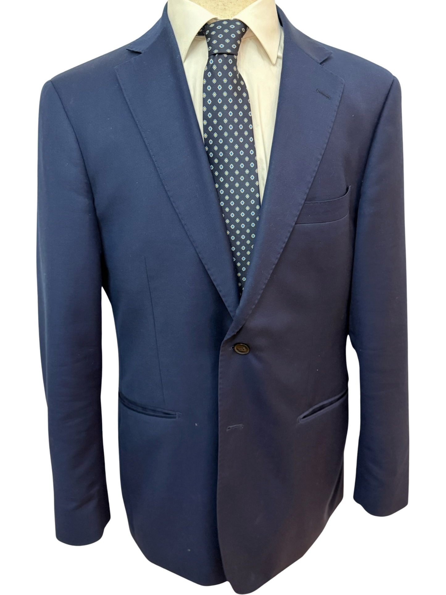 Corbata azul cielo y azul real sobre azul marino con flores