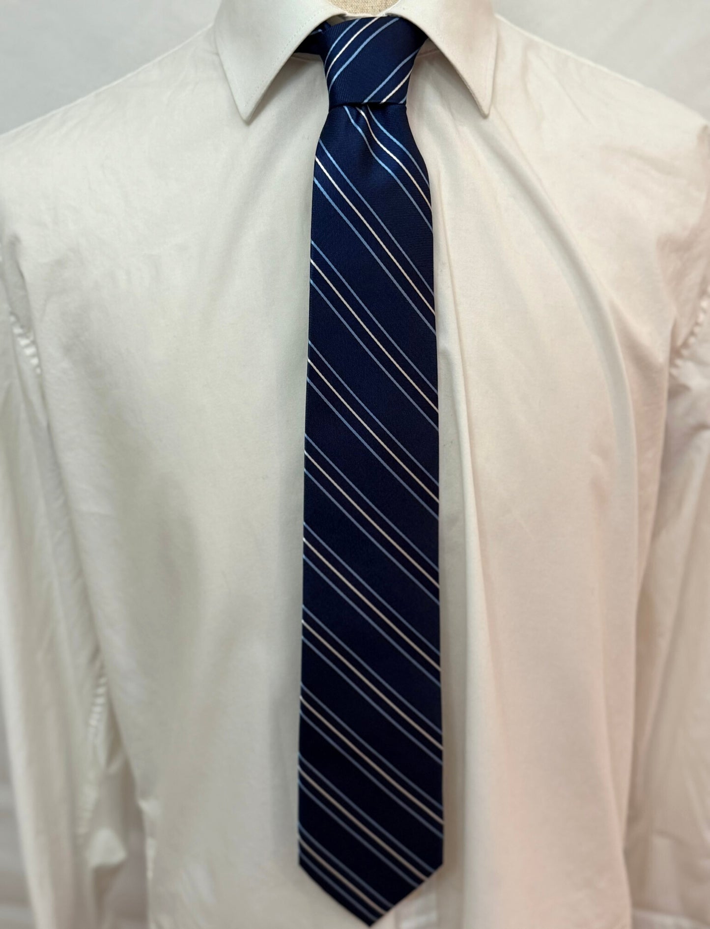 Corbata tejida a rayas azules y negras Oasis