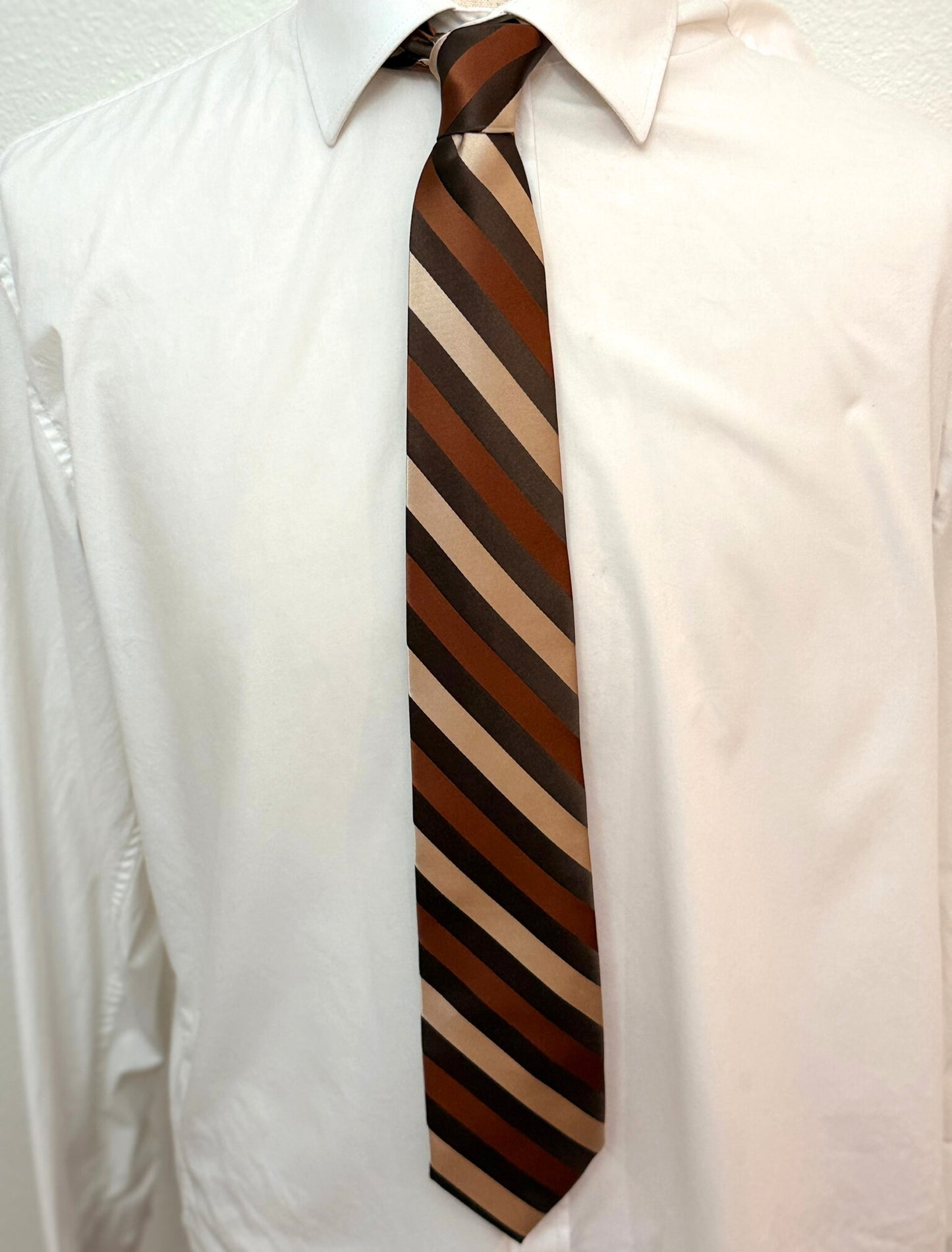 Corbata tejida a rayas azules y negras Oasis