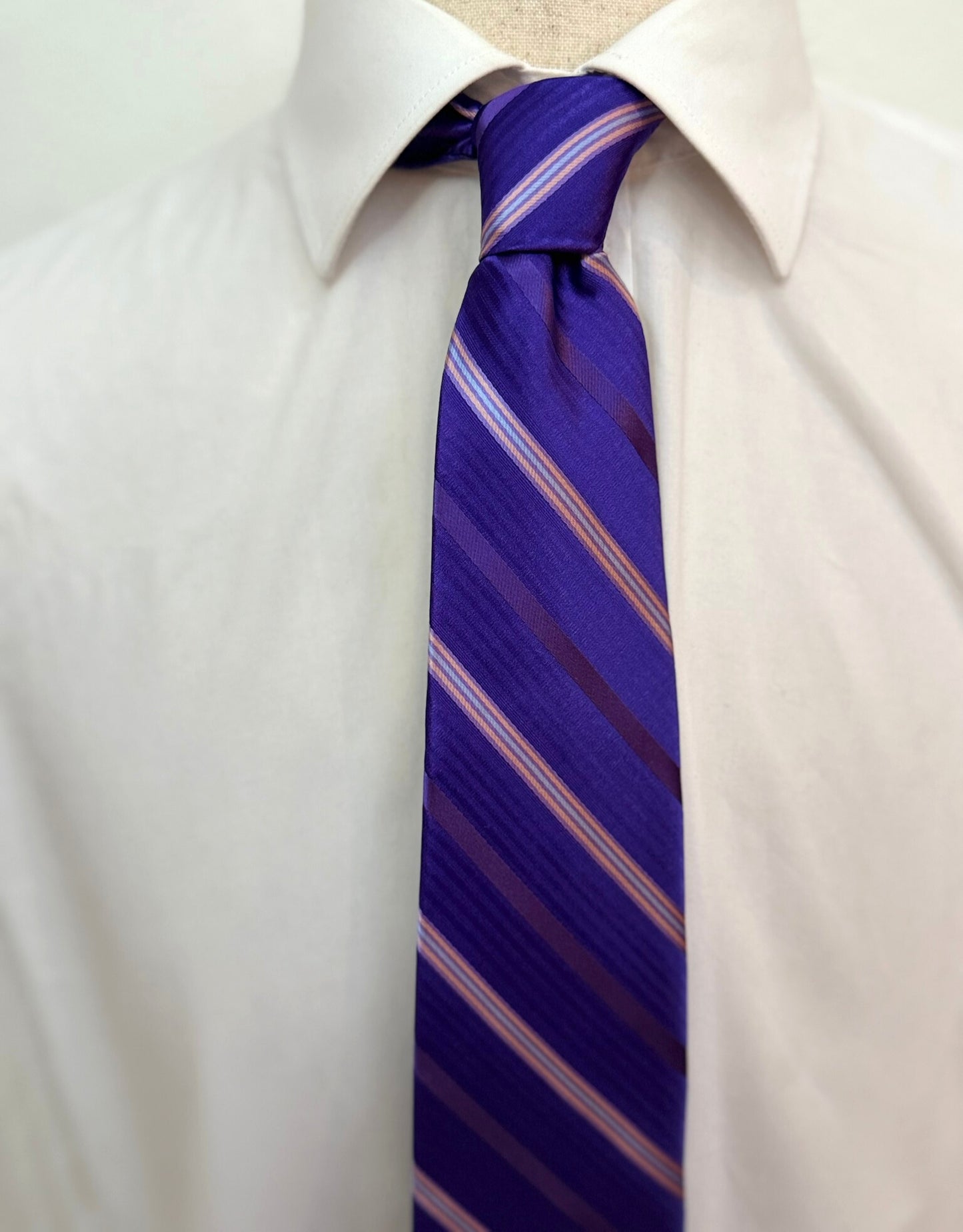 Corbata tejida a rayas azules y negras Oasis