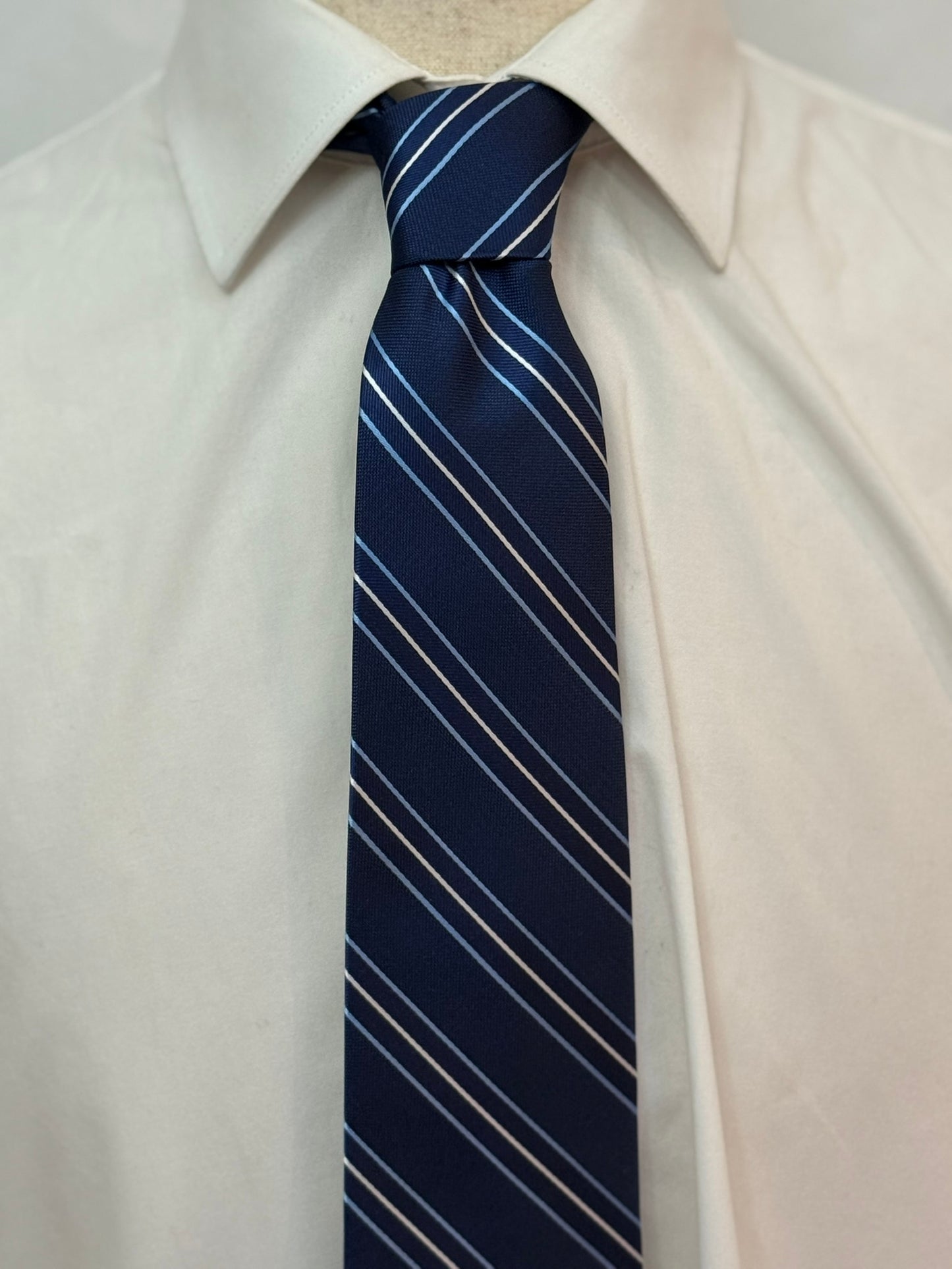 Corbata tejida a rayas azules y negras Oasis