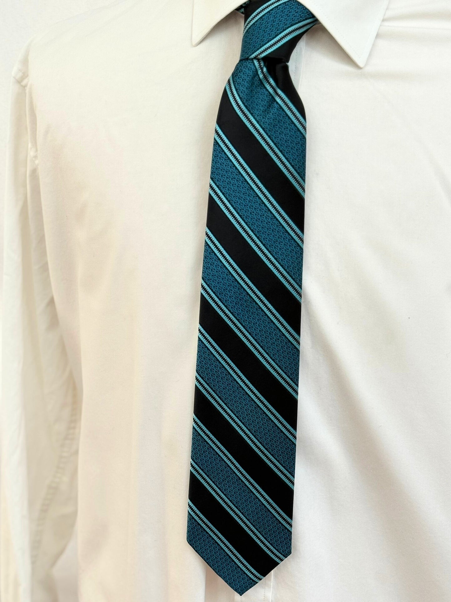 Corbata tejida a rayas azules y negras Oasis