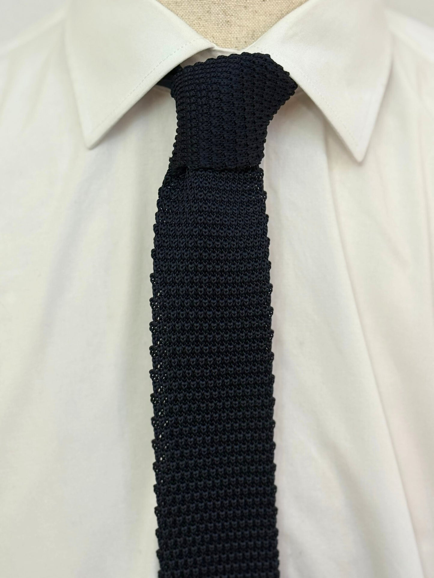 Corbata de punto azul marino lisa