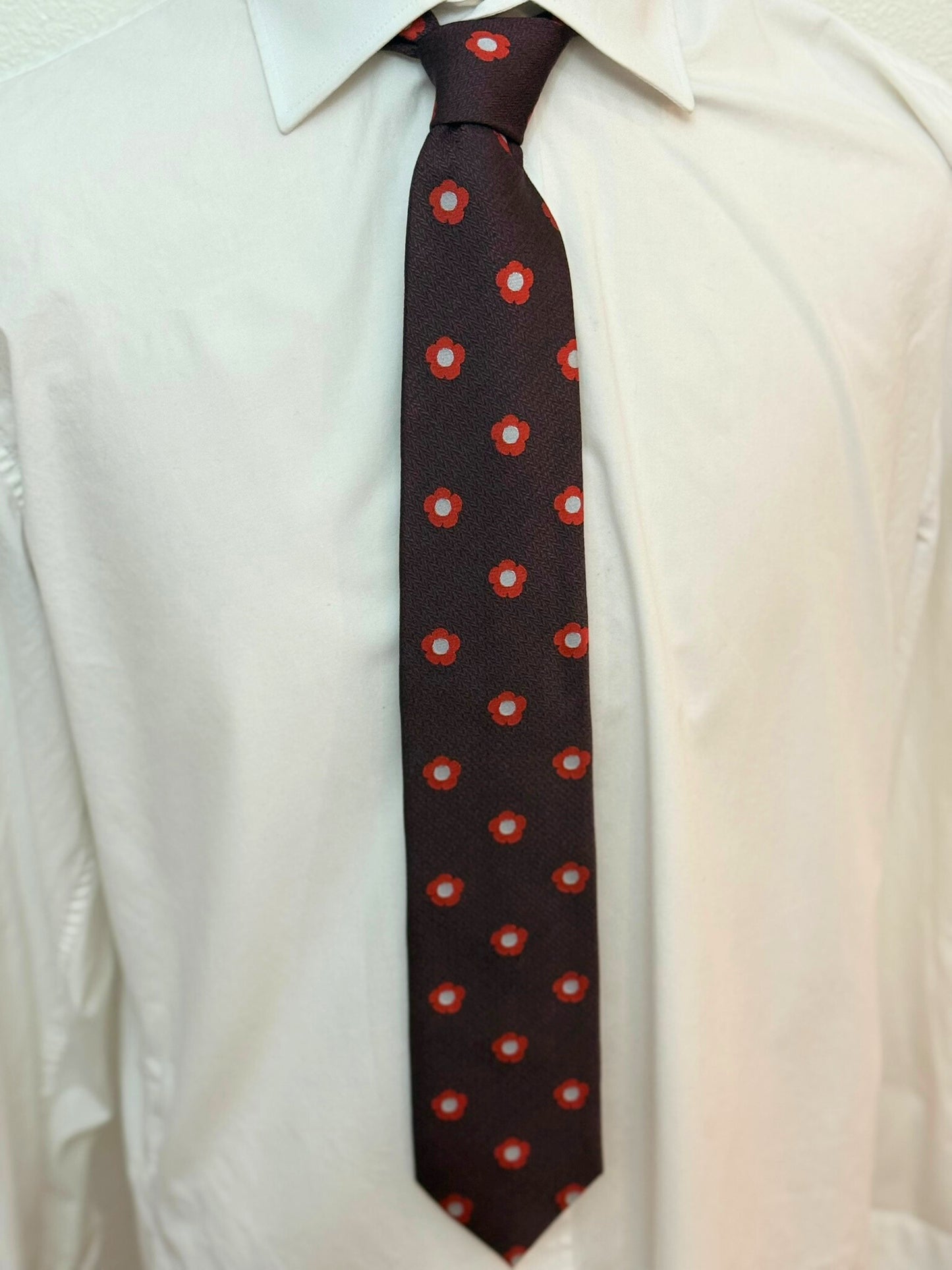 Estampado de flores rojas sobre corbata burdeos