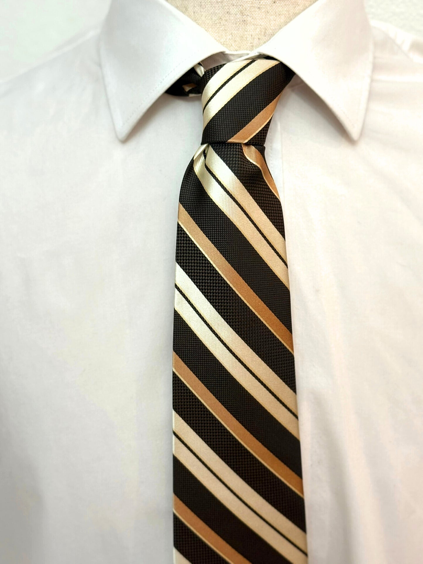 Corbata tejida a rayas azules y negras Oasis