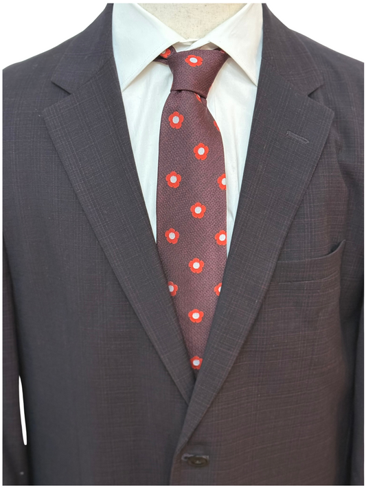 Estampado de flores rojas sobre corbata burdeos