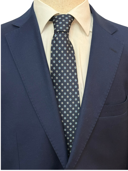 Corbata azul cielo y azul real sobre azul marino con flores