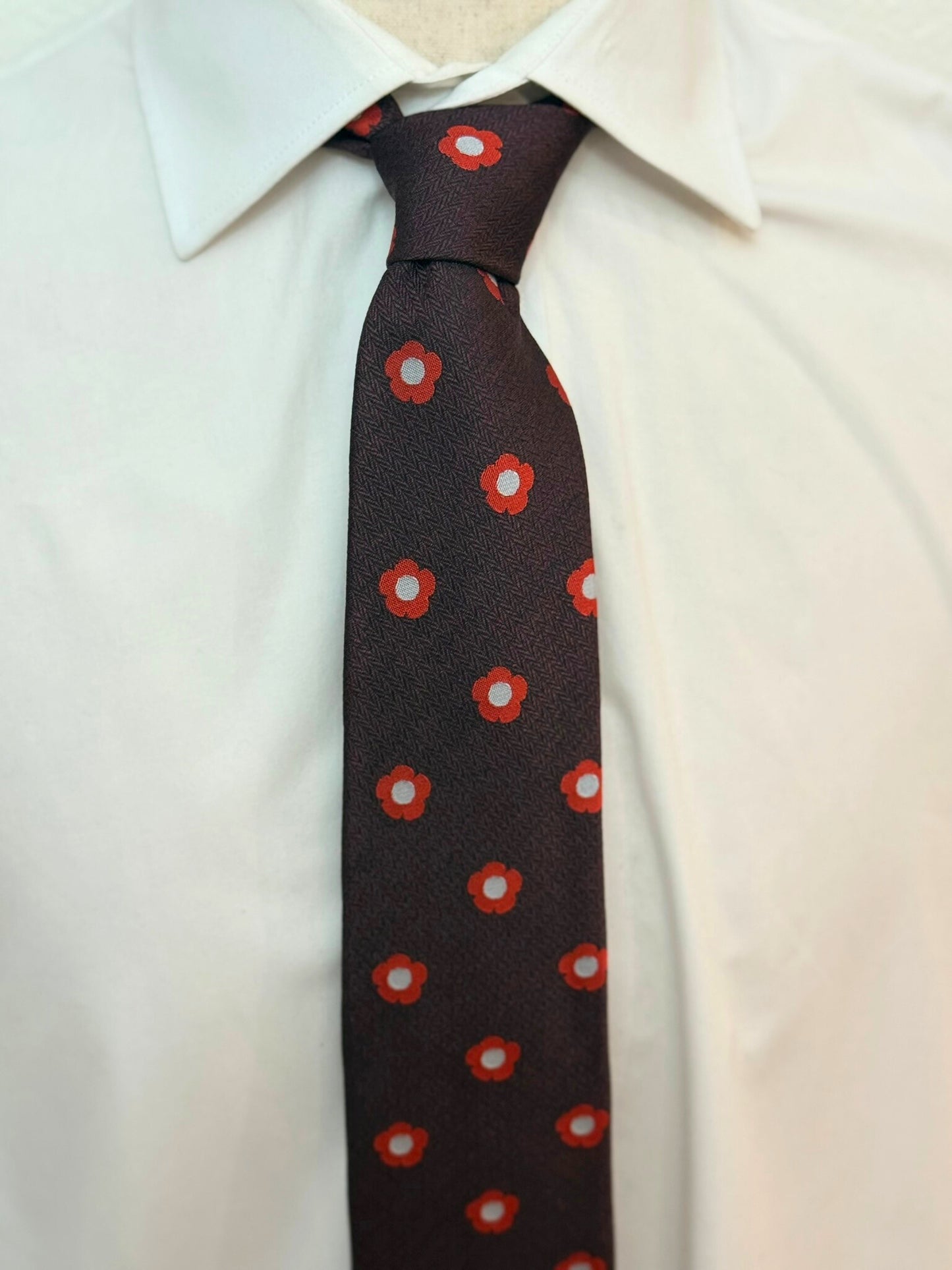 Estampado de flores rojas sobre corbata burdeos